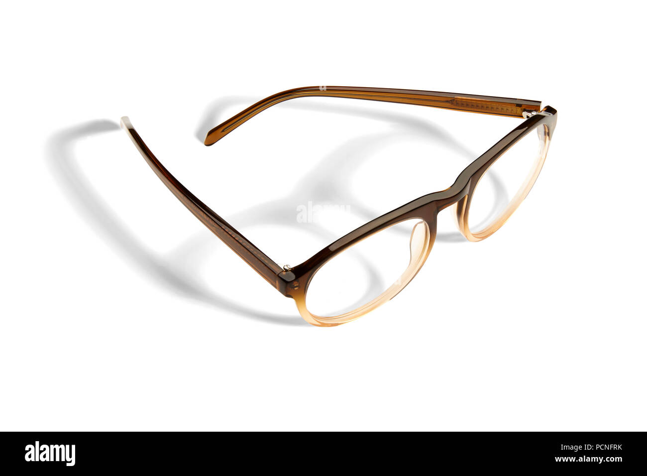 Foto de estudio de par de lentes sobre fondo blanco con sombra Fotografía  de stock - Alamy