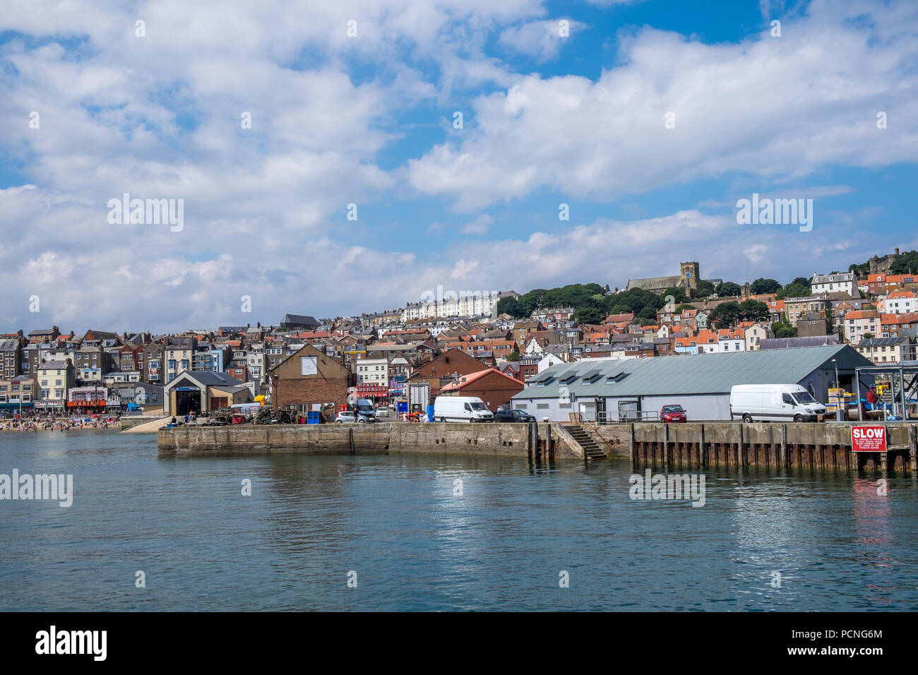 Mirando a través de la pared del puerto a la estación de botes salvavidas en Scarborough. Foto de stock