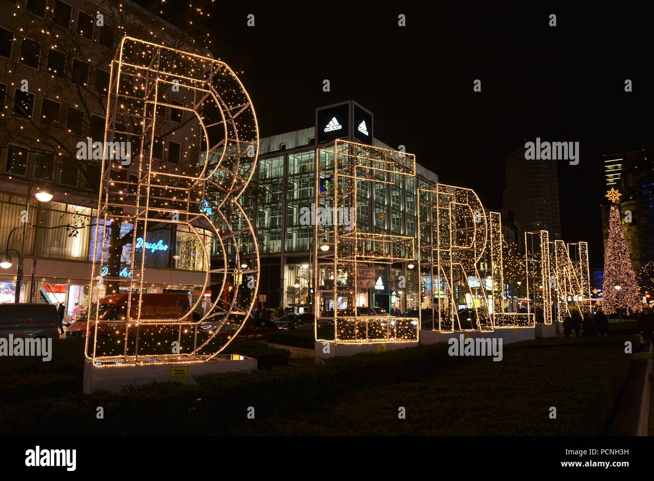 Iluminado cartel en la avenida Kurfürstendamm de Berlín Foto de stock