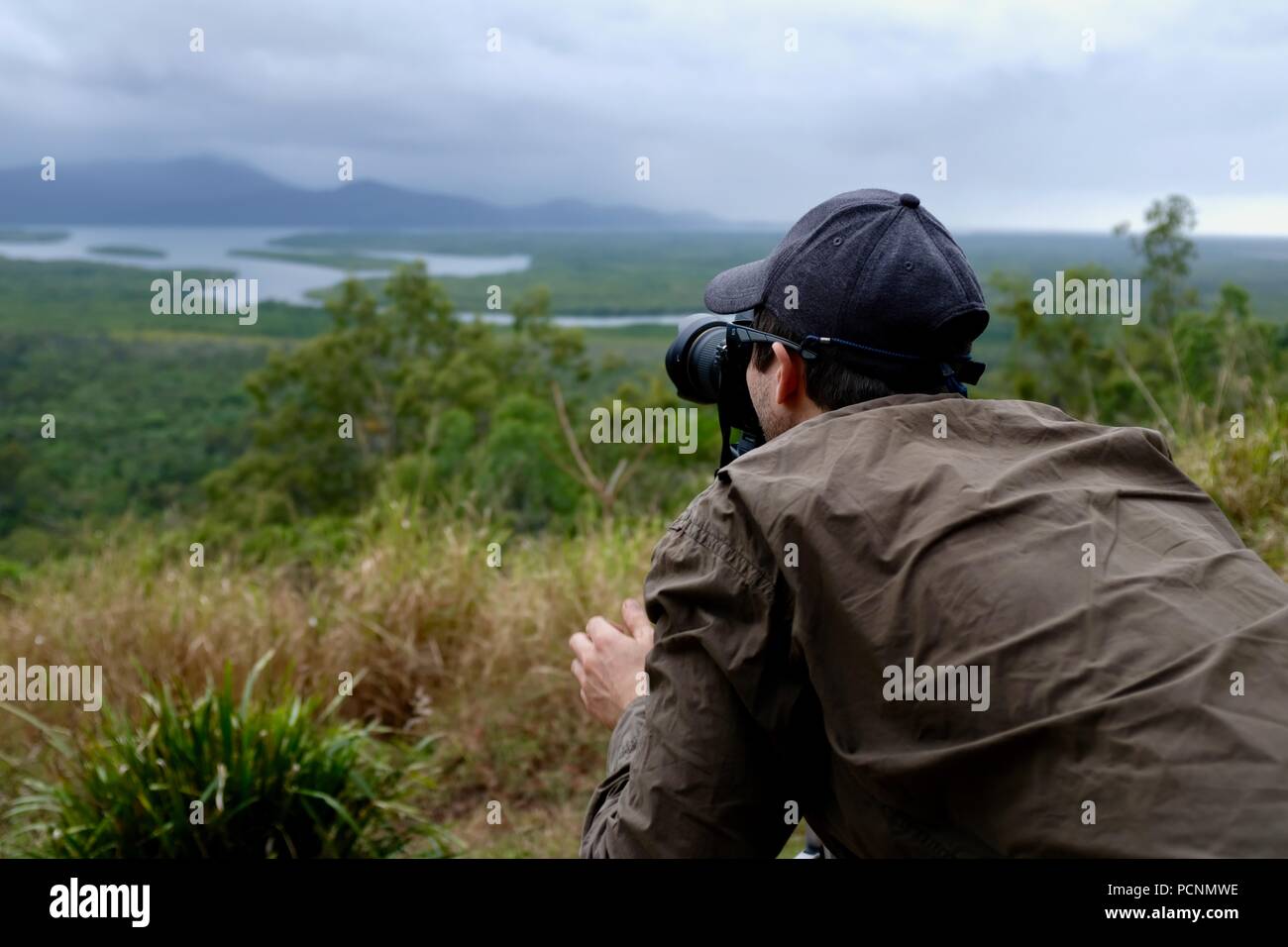 Un hombre tomando una fotografía en el Mirador, Panjoo Cardwell, Queensland, Australia Foto de stock