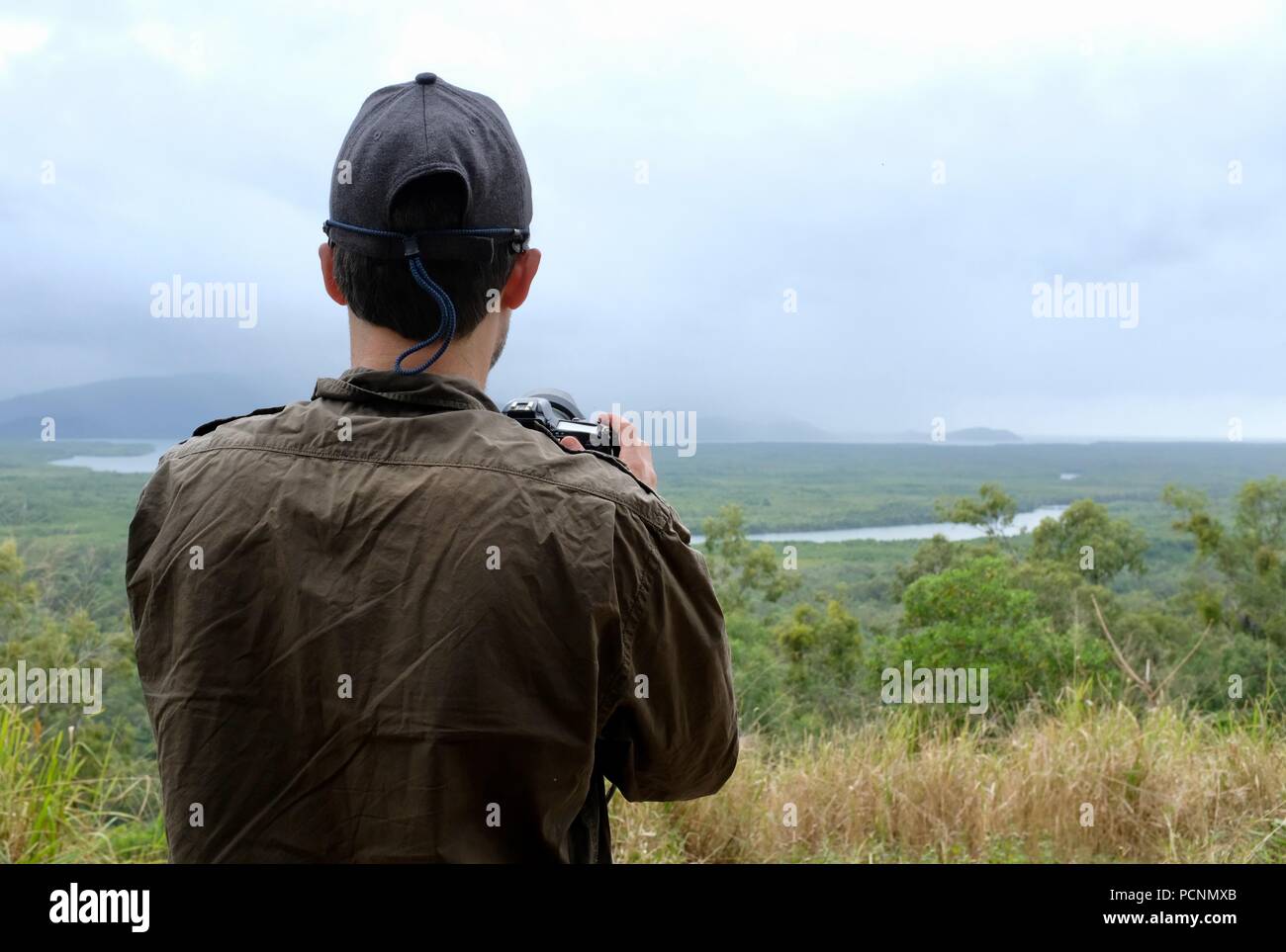 Un hombre tomando una fotografía en el Mirador, Panjoo Cardwell, Queensland, Australia Foto de stock