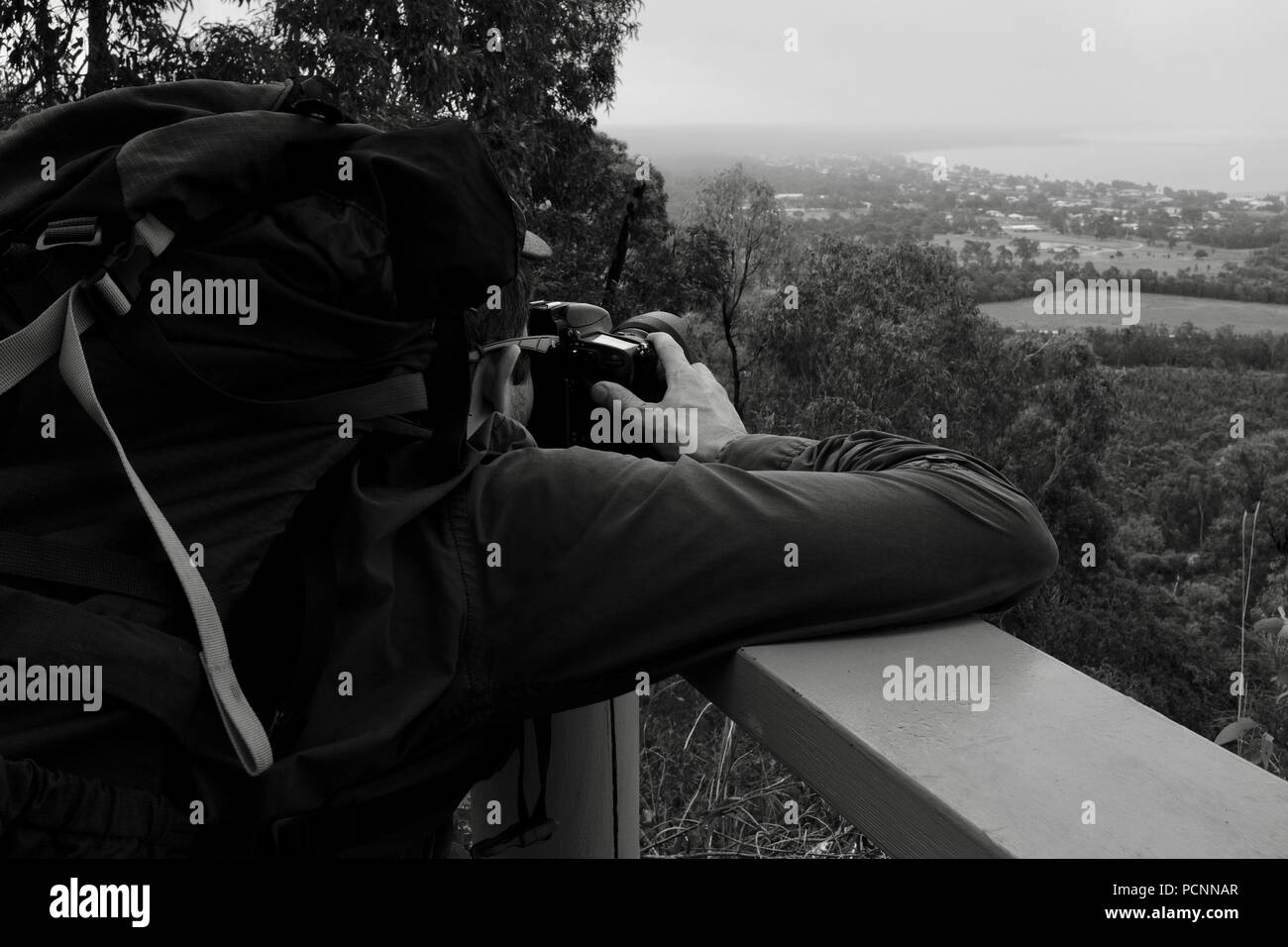 El hombre tomando una foto desde un mirador en blanco y negro, Cardwell, Queensland, Australia Foto de stock