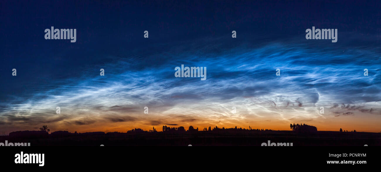 Paisaje nocturno panorama con nubes Noctilucent en Lituania Foto de stock