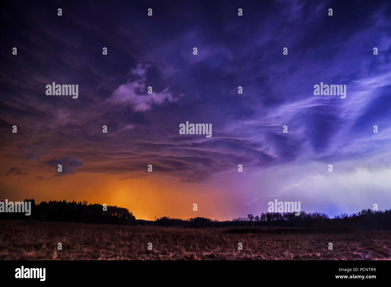 Espectacular paisaje oscuro cielo tormentoso encima de los campos. Foto de stock