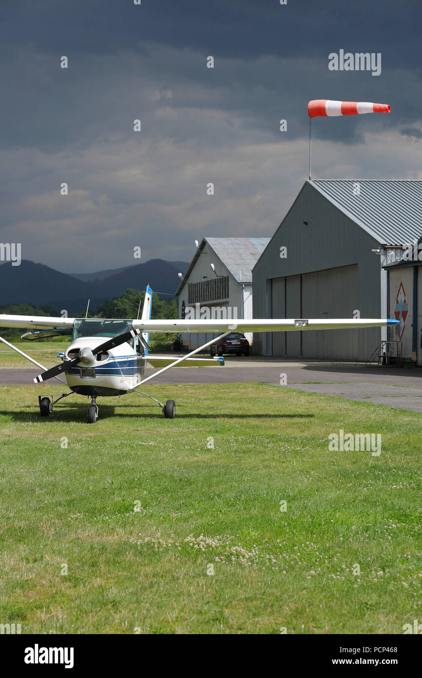 Avión pequeño en el aeroclub de Jelenia Gora (ex hirschberg), Baja Silesia, Polonia, Europa Foto de stock