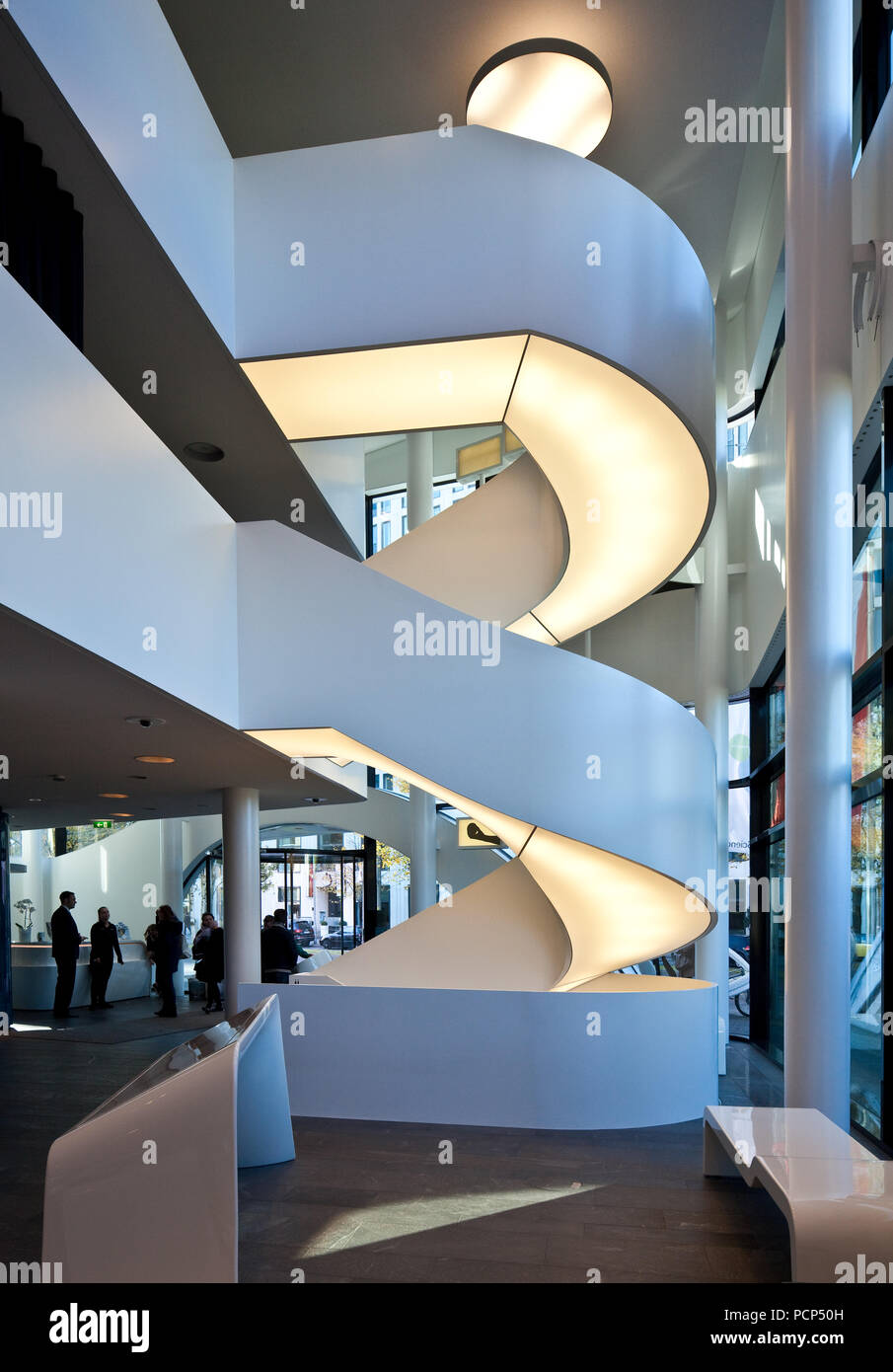 Fertiggestellt 2009 durch Gnädinger Architekten, von Südwesten Ansicht, Otto Bock HealthCare, Treppenaufgang Erdgeschoß im Foto de stock