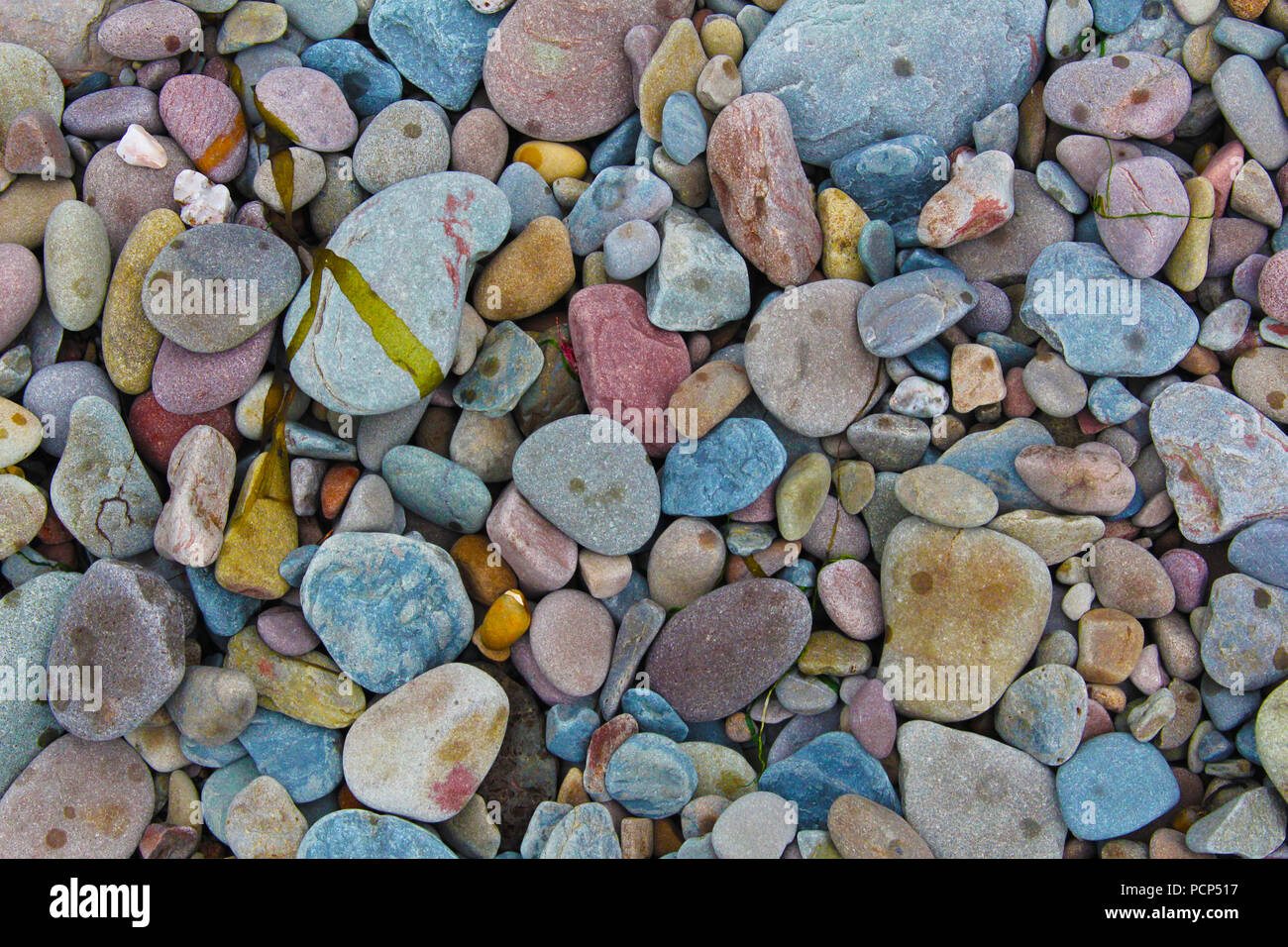 Cada roca y piedra en esta playa tenía su propia forma, color y carácter. Una increíble variedad de colores y formas. Foto de stock
