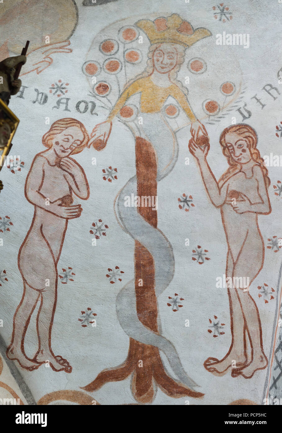 La caída del hombre en el jardín del paraíso. La serpiente da el fruto prohibido a Adán y Eva. Iglesia Kirkerup , Dinamarca, 3 de julio de 2018 Foto de stock
