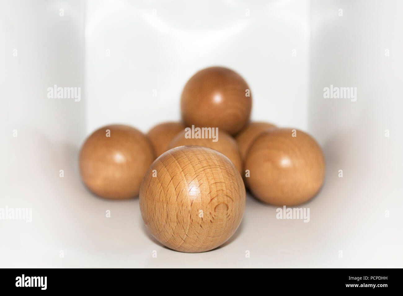 Bolas de madera redondo en un cuadrado blanco Foto de stock