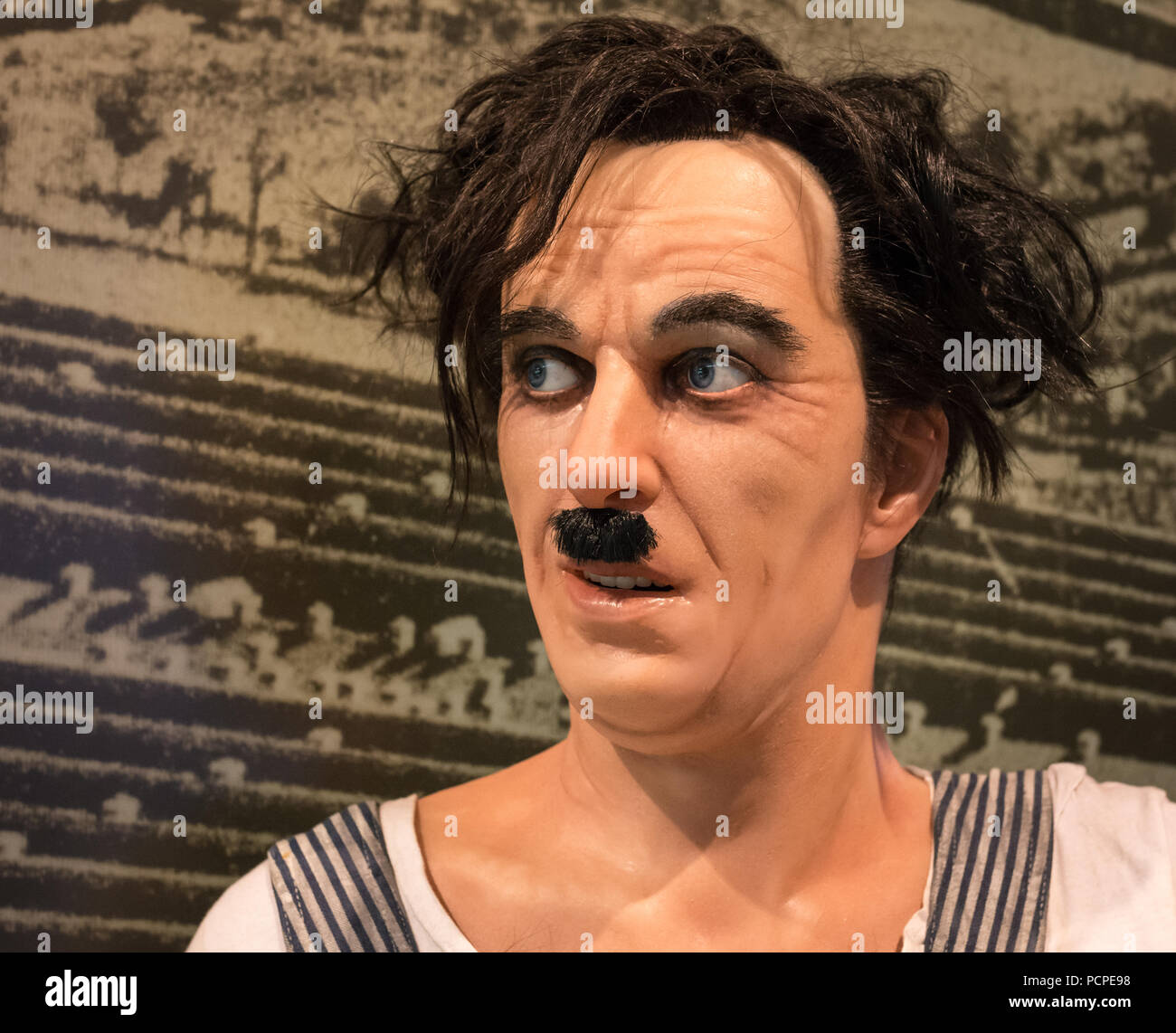 Reproducción realista la figura del famoso actor Charlie Chaplin en exhibición permanente en el Museo de la Ciencia (MUSE) en Trento, Italia Foto de stock