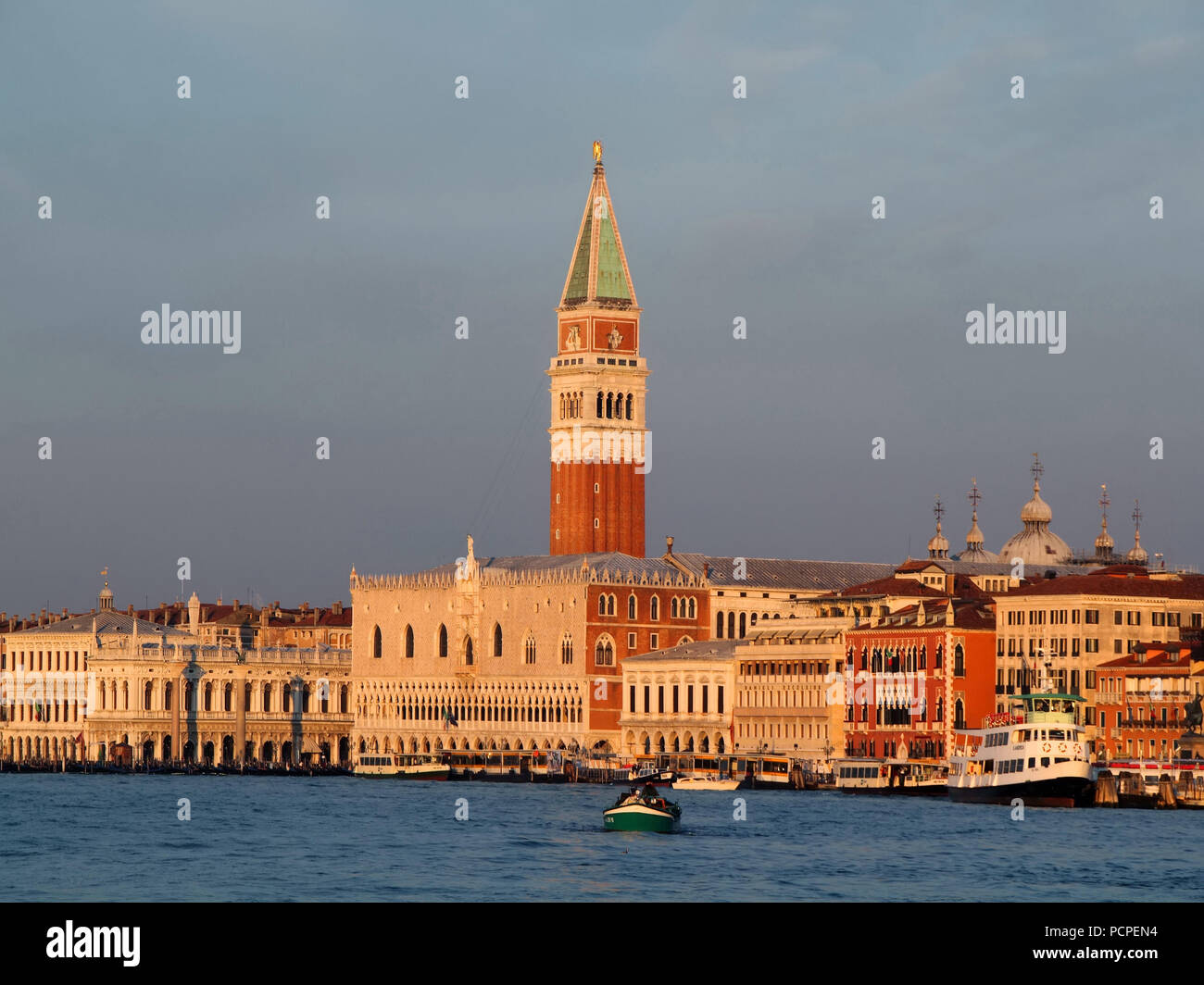 El campanario Campanile, Venecia, Italia Foto de stock