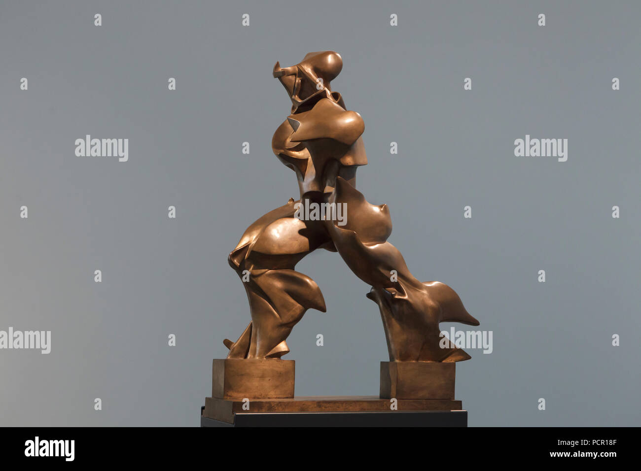 Estatua de bronce "Formas únicas de continuidad en el espacio" por el artista futurista italiano Umberto Boccioni (1913) que se muestra en la Kunsthalle de Mannheim en Mannheim, en el Estado federado de Baden-Württemberg, Alemania. Foto de stock