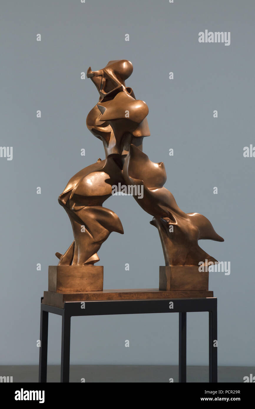 Estatua de bronce "Formas únicas de continuidad en el espacio" por el artista futurista italiano Umberto Boccioni (1913) que se muestra en la Kunsthalle de Mannheim en Mannheim, en el Estado federado de Baden-Württemberg, Alemania. Foto de stock