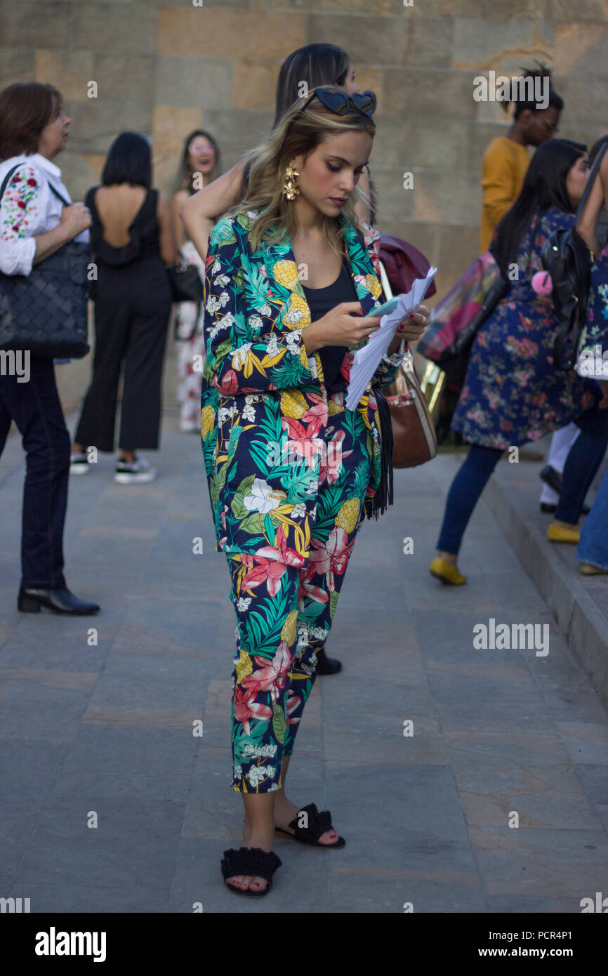 Street Style en Semana de la moda de Colombia, Colombiamoda 2018 en Fotografía de stock - Alamy