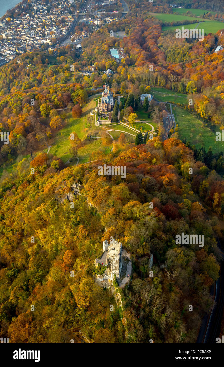 Las ruinas del castillo de Drachenfels y castillo Drachenburg, Bad Honnef, Siebengebirge entre Königswinter y Bad Honnef, follaje de otoño, Renania del Norte-Westfalia, Alemania Foto de stock