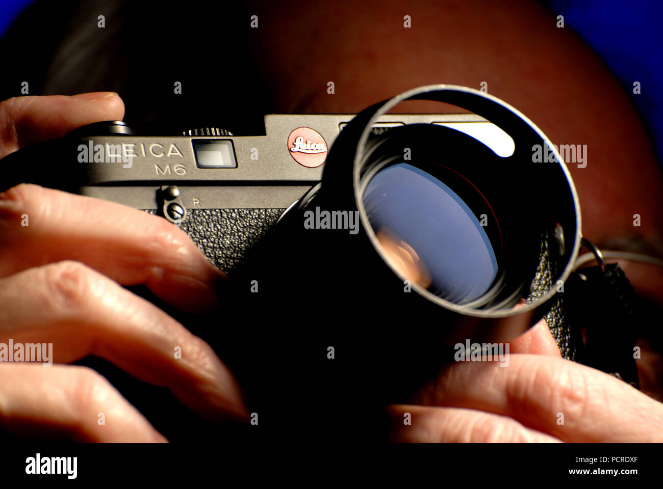Fotógrafo con una Leica M6 una cámara de película de 35 mm Foto de stock