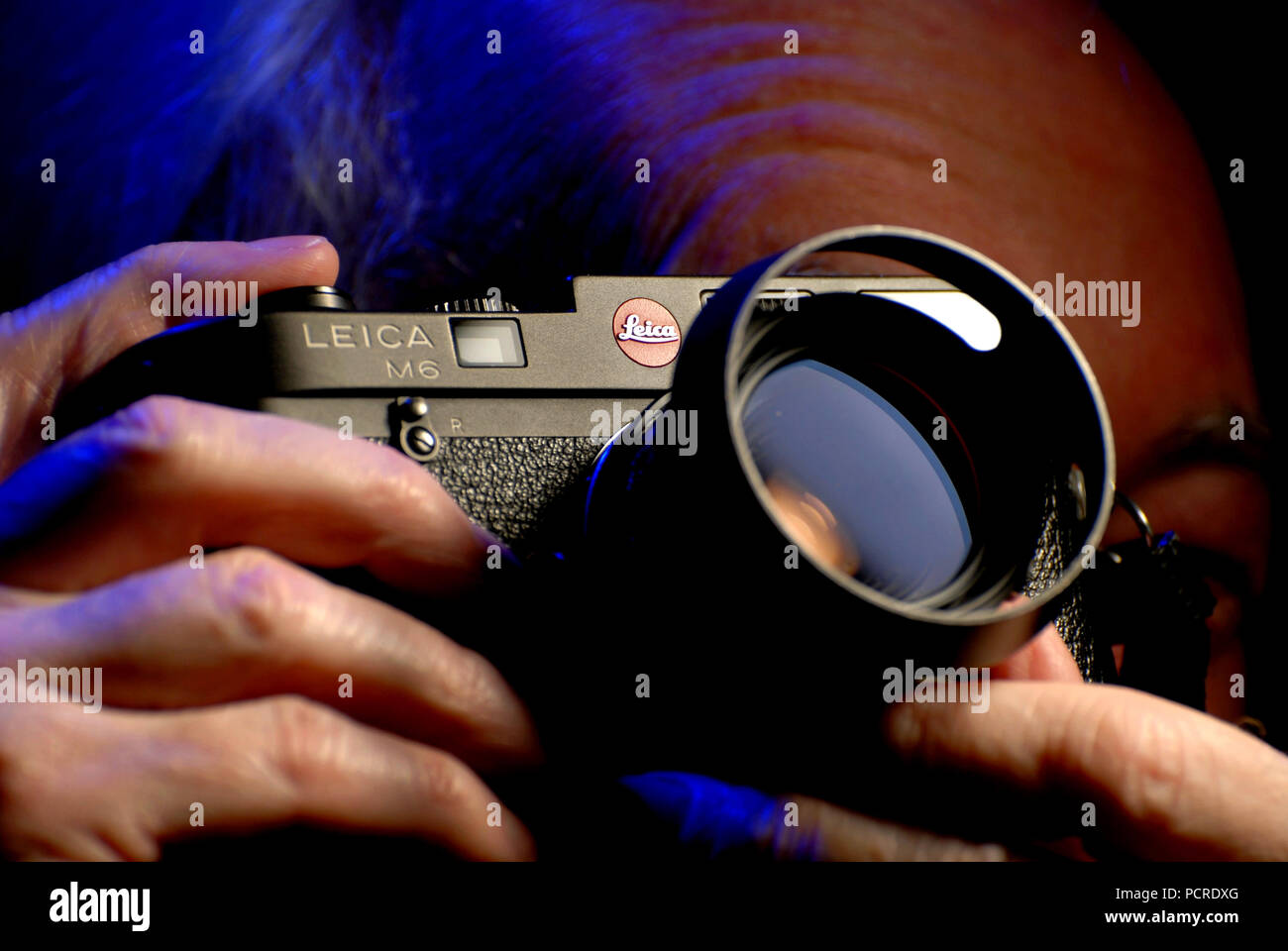 Fotógrafo con una Leica M6 una cámara de película de 35 mm Foto de stock