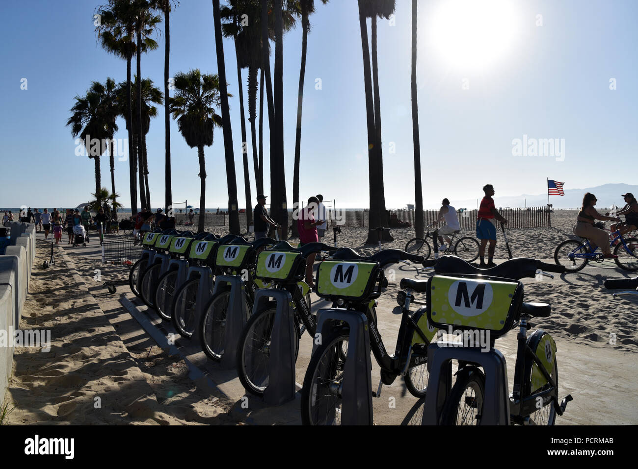 Alquiler de bicicletas de Metro de cremallera en el Strand bicicleta de  ruta entre Venice Beach y Santa Monica Fotografía de stock - Alamy
