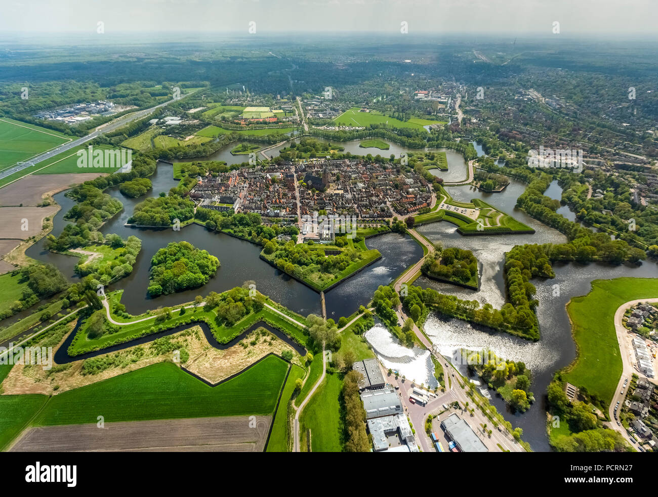 Bastion Oud Molen, NAARDEN irrevocables, la fortaleza de Naarden con casa de pueblo e iglesia, la gran iglesia o la iglesia de San Vito, fortaleza medieval, la ciudad de Fortaleza, en el norte de Holanda, Naarden, Holanda Septentrional, Holanda Foto de stock