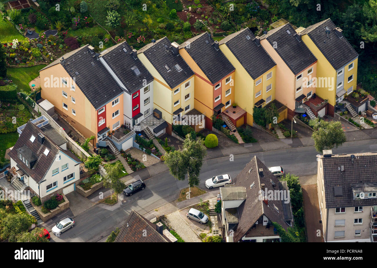 Vista aérea, hilera de casas coloridas, fila house en Roehrchenstrasse, Witten, área de Ruhr, Renania del Norte-Westfalia, Alemania, Europa Foto de stock