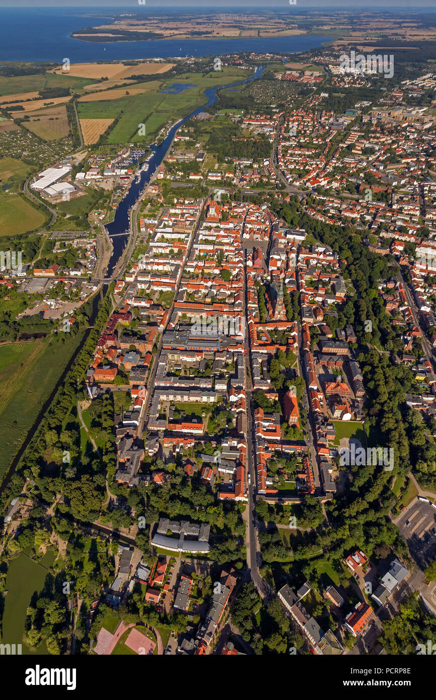 Vista aérea, centro histórico de la ciudad con Jacobi y la iglesia catedral de San Nicolás y la Plaza del Mercado, en el centro, Greifswald, Mecklenburg-West Pomerania, Alemania, Europa Foto de stock