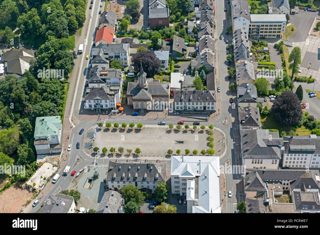 Neumarkt con ev. Iglesia, vista aérea de Arnsberg Foto de stock
