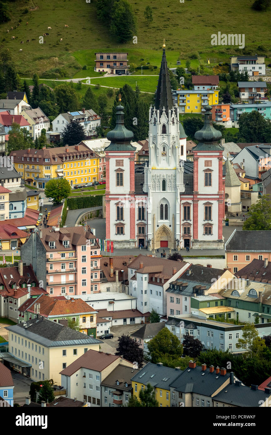 Vista aérea, lugar de peregrinación, la Basílica de Mariazell, Mariazell, Alpenflug (compañía aérea), Estiria, Austria Foto de stock