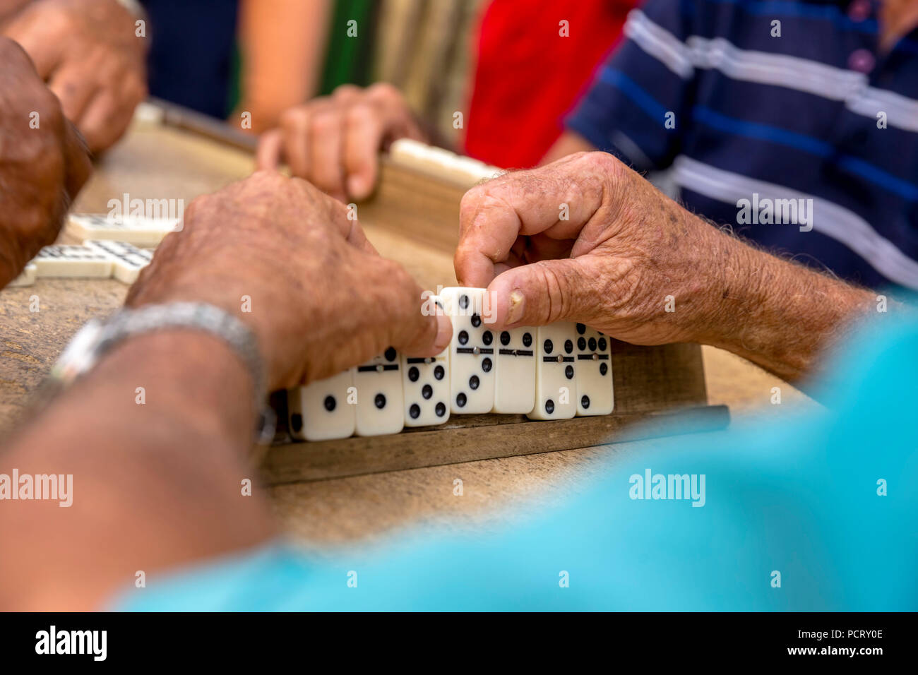 Los cubanos son viejos jugando domino en una mesa en la calle en el athown de Trinidad, en Trinidad, Cuba, Sancti Spíritus, Cuba Foto de stock