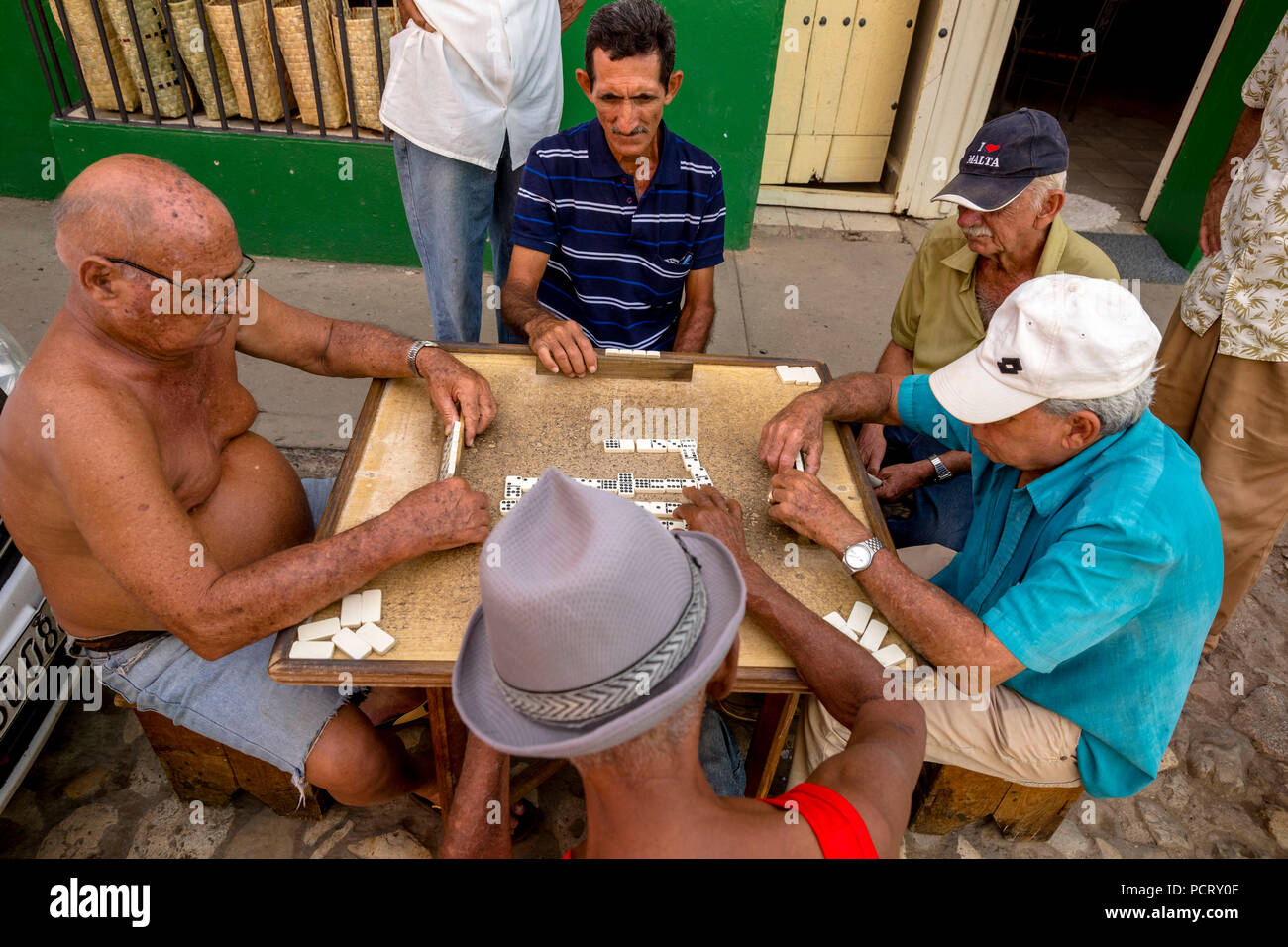 Los cubanos son viejos jugando domino en una mesa en la calle en el athown de Trinidad, en Trinidad, Cuba, Sancti Spíritus, Cuba Foto de stock