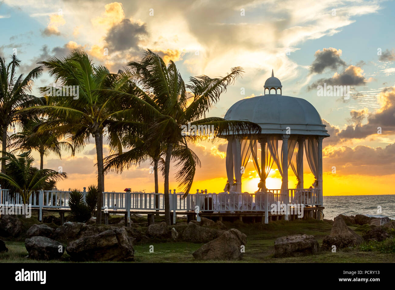 Pabellón de bodas en la playa de Varadero con la puesta de sol en el resort Paradisus Varadero Resort & Spa, las palmeras, las nubes, romance, Varadero, Cuba, Matanzas, Cuba, América del Norte Foto de stock