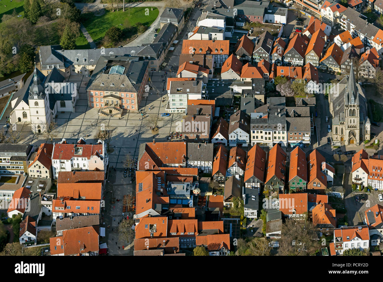 La nueva plaza del mercado con Erlöserkirche y Martin Luther Kirche, foto aérea de Detmold Foto de stock