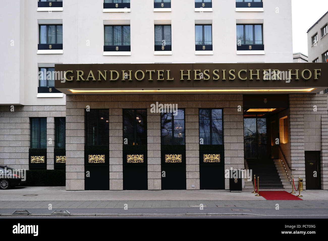 Los nobles y decorado con oro entrada fachada del Grand Hotel Hessischer Hof en un lujoso hotel de 5 estrellas en Frankfurt. Foto de stock