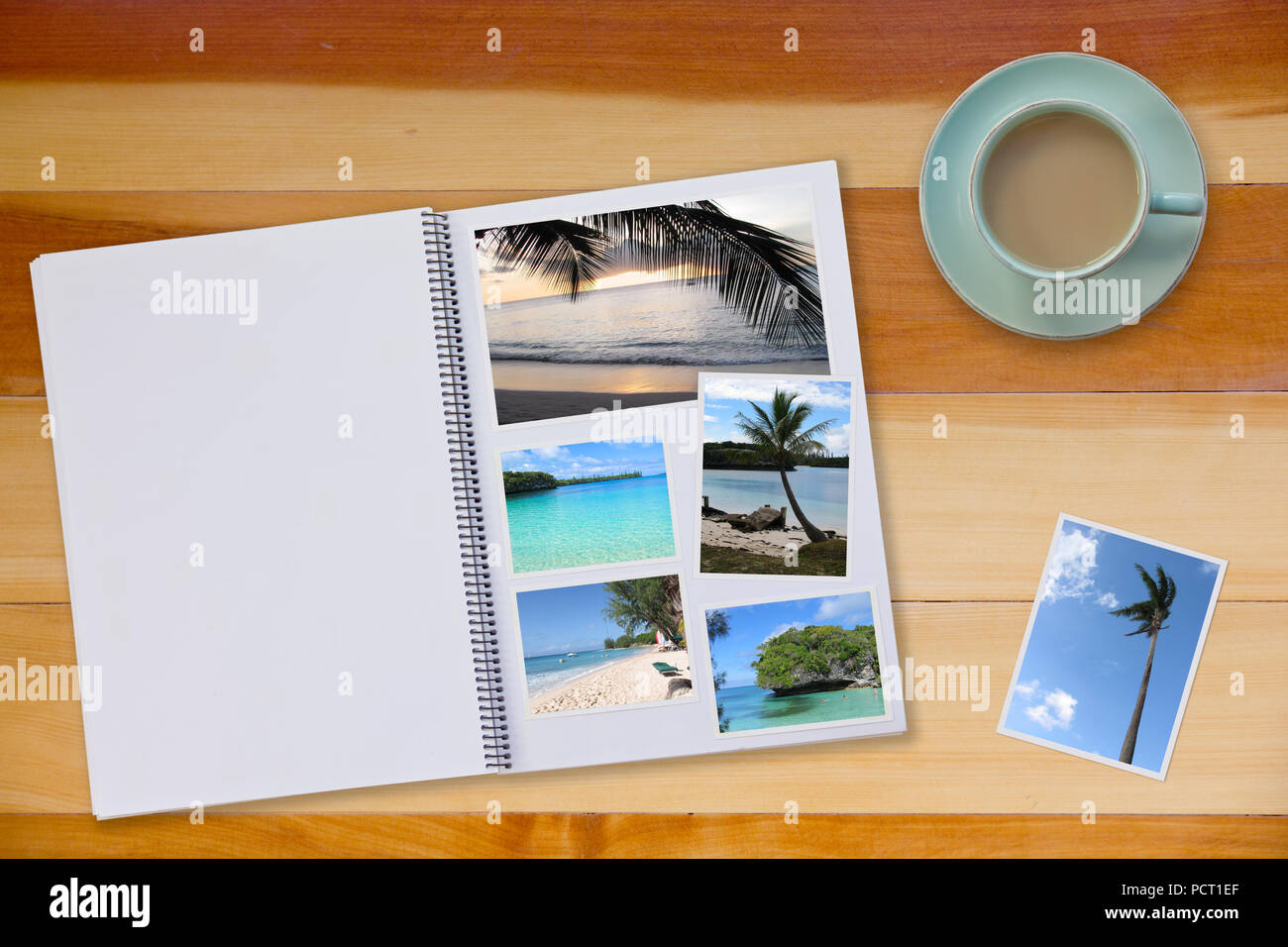 Álbum de fotos sobre un piso de madera mesa con fotos de viajes de playas y café o té en la taza Foto de stock