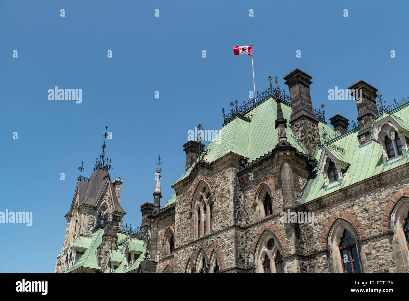 Ottawa, Ontario, Canadá. Parte superior del noroeste parte de Bloque Este edificio en la Colina del Parlamento contra el cielo azul en verano. Foto de stock