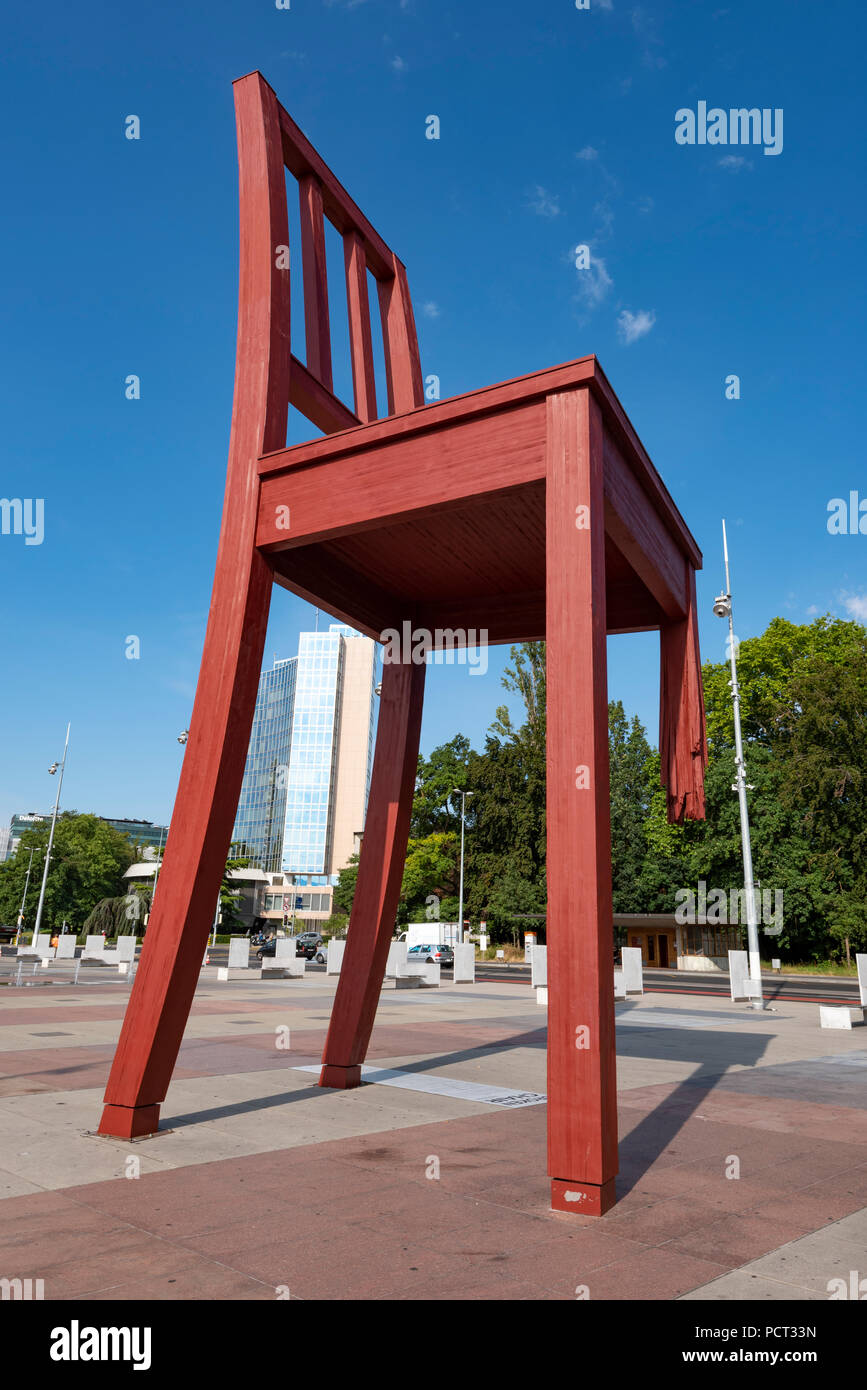 Tla silla rota, escultura de madera grande silla rota, Ginebra, Suiza  Fotografía de stock - Alamy