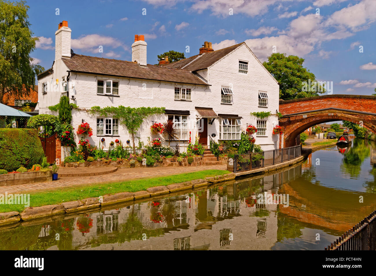 Bridgewater Canal en Lymm Village, en Warrington, Cheshire, Inglaterra, Reino Unido. Foto de stock