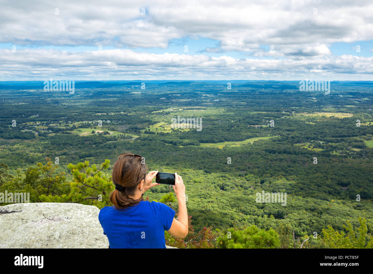 Una mujer toma snpashot del Valle del Hudson, NY Foto de stock