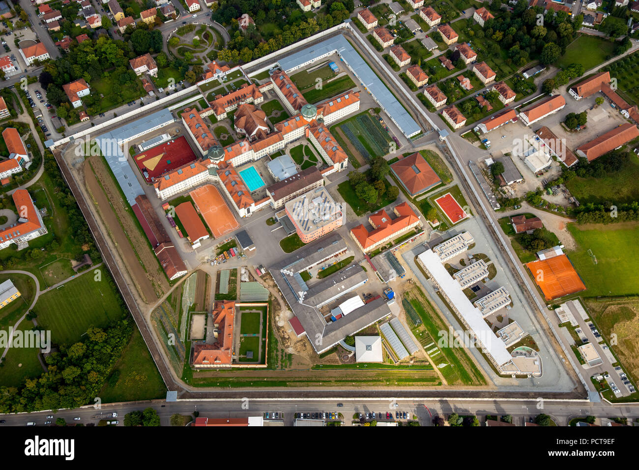 JVA Straubing prisión, la aplicación de castigos (Strafvollzug) en Baviera, Straubing prisión con patio y piscina, Straubing, Baviera Oriental, Baviera, Alemania, Europa Foto de stock
