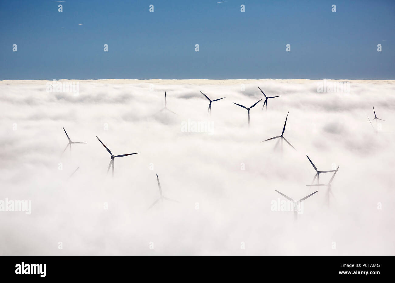 Las turbinas eólicas en una cubierta de nubes, el cielo azul, vista aérea de Marsberg, Sauerland Foto de stock