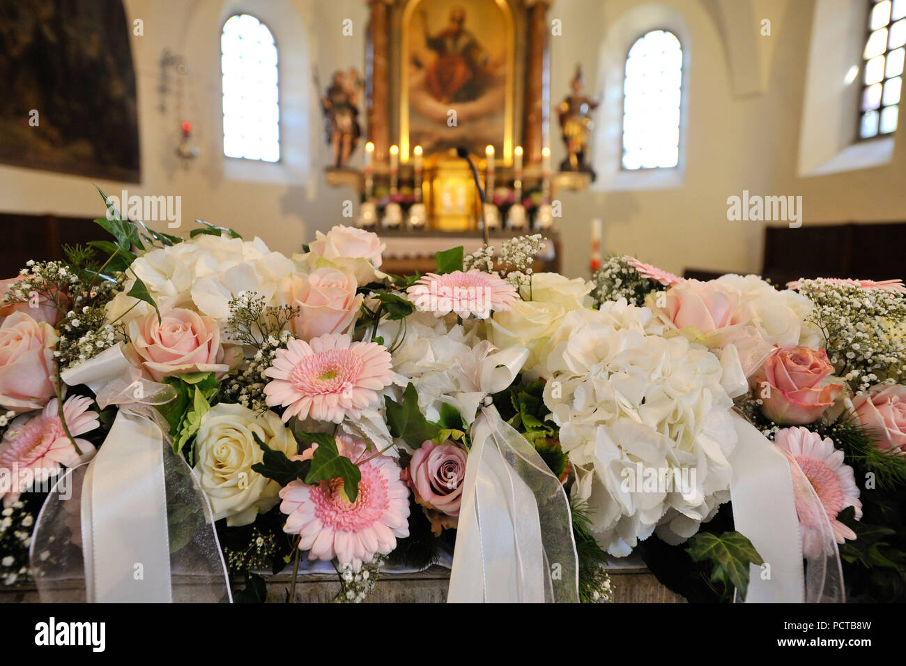Boda en una iglesia, arreglos florales Fotografía de stock - Alamy