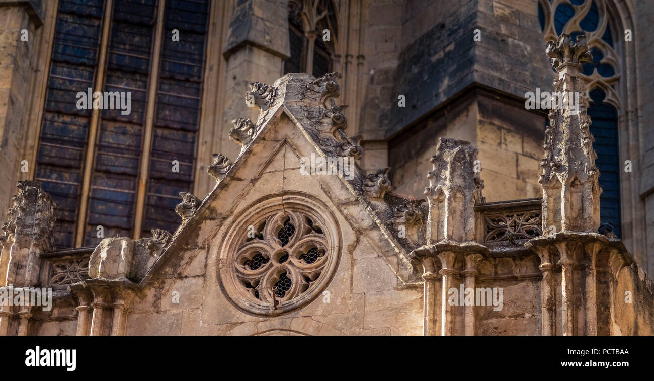 Detalle de Santa Justa y San Pasteur la catedral, de estilo gótico, su construcción comenzó en 1272 Foto de stock