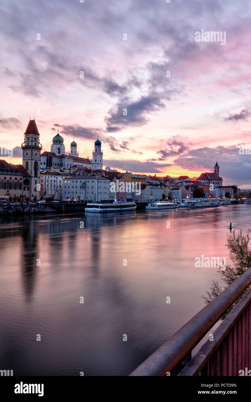 Vistas del Danubio, Passau, el casco antiguo, la hora azul, la Baja Baviera, Baviera, Alemania, Europa Foto de stock