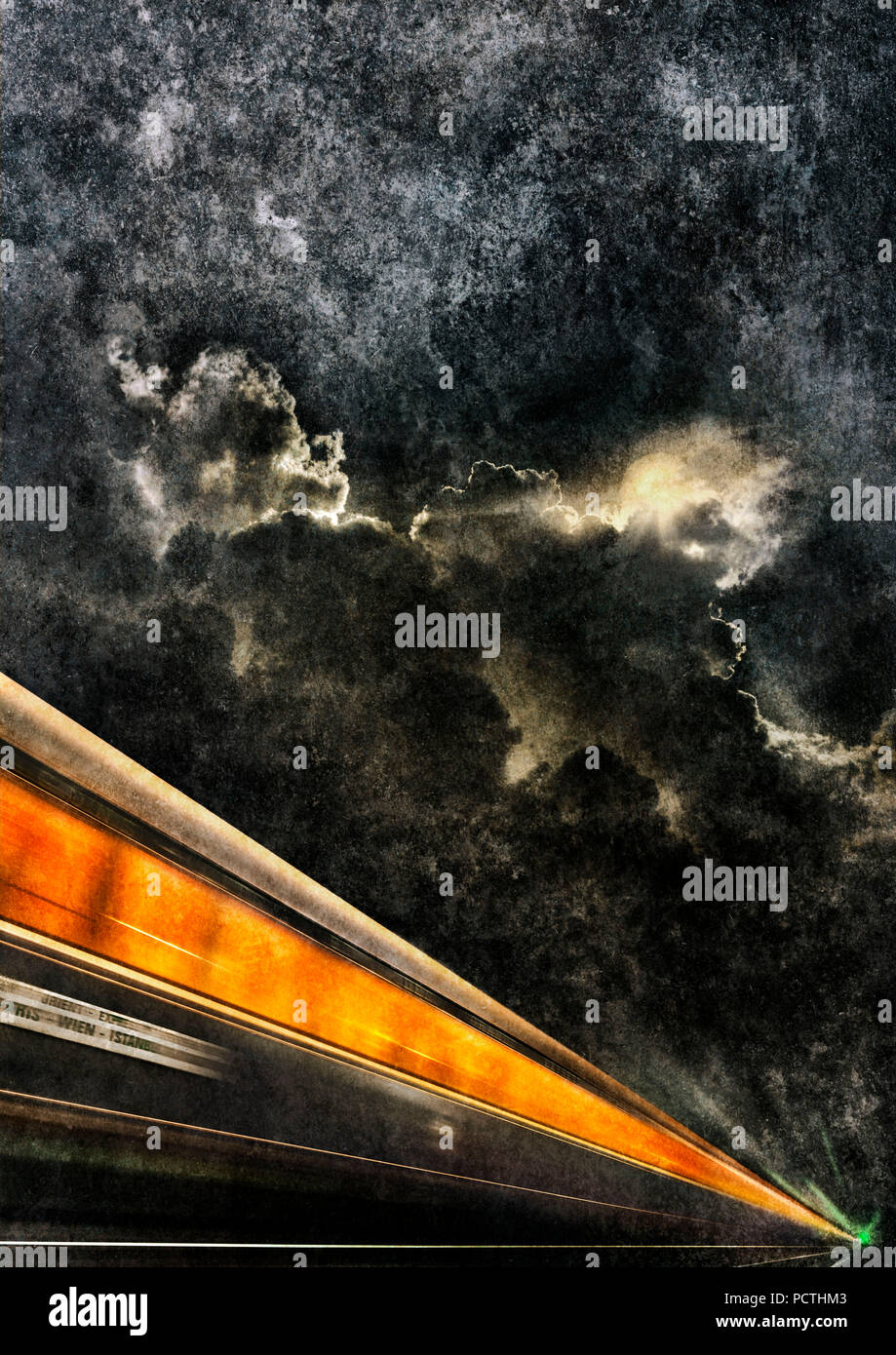 En tren, la noche, la Luna brillando a través de las nubes, signo de circulación del tren Orient Express, desenfoque de movimiento [M], retocado, fotografía, RailArt Foto de stock