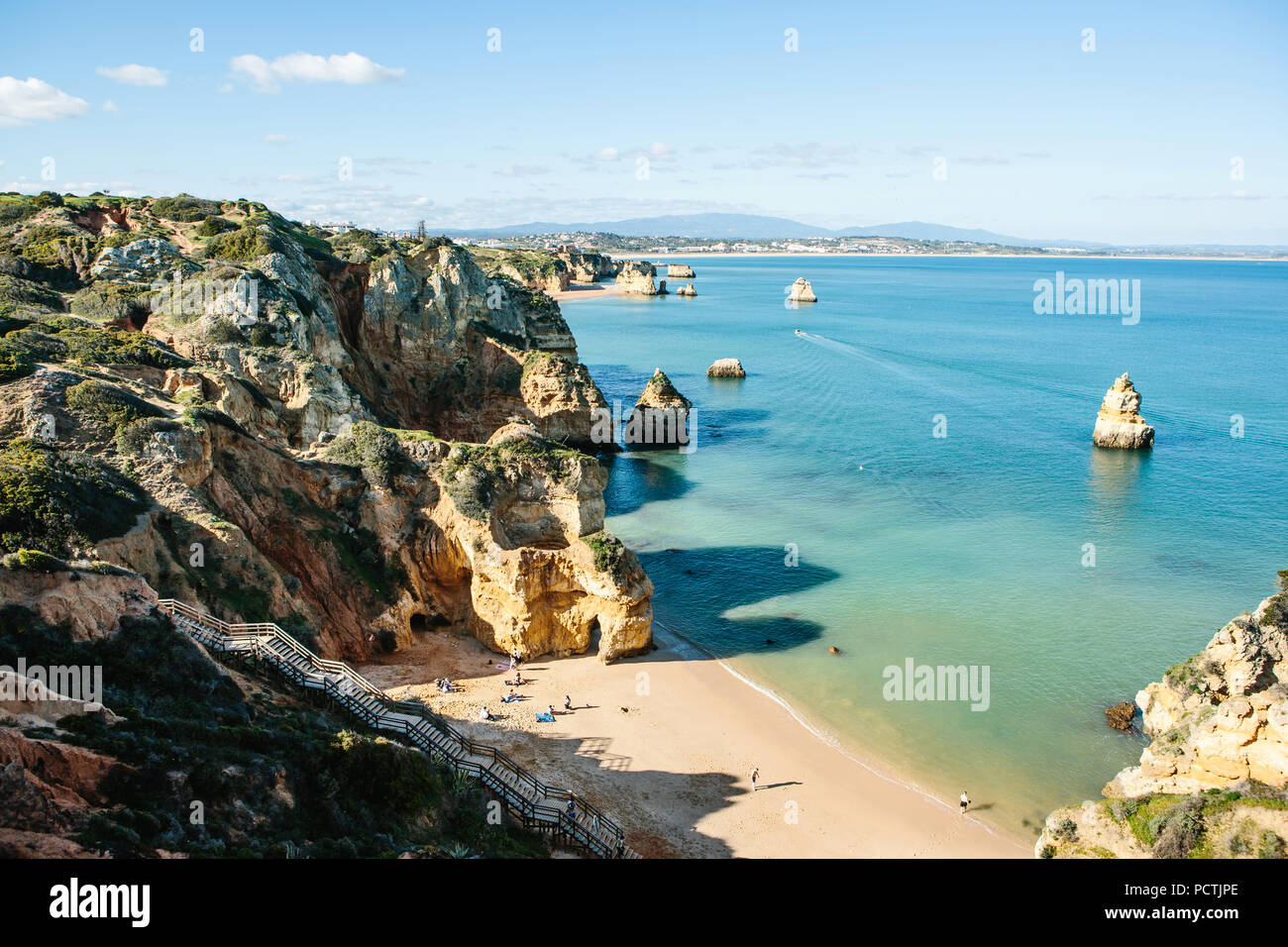 Hermosas vistas del Océano Atlántico frente a la costa de Portugal, cerca de la ciudad de Lagos. La gente en la playa, tomar el sol, nadar y relajarse durante las vacaciones o fines de semana o días festivos Foto de stock