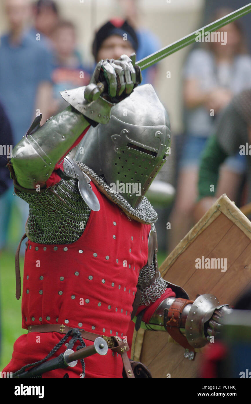 Caballero Medieval en la armadura de acero con una espada en la mano y el  escudo Fotografía de stock - Alamy