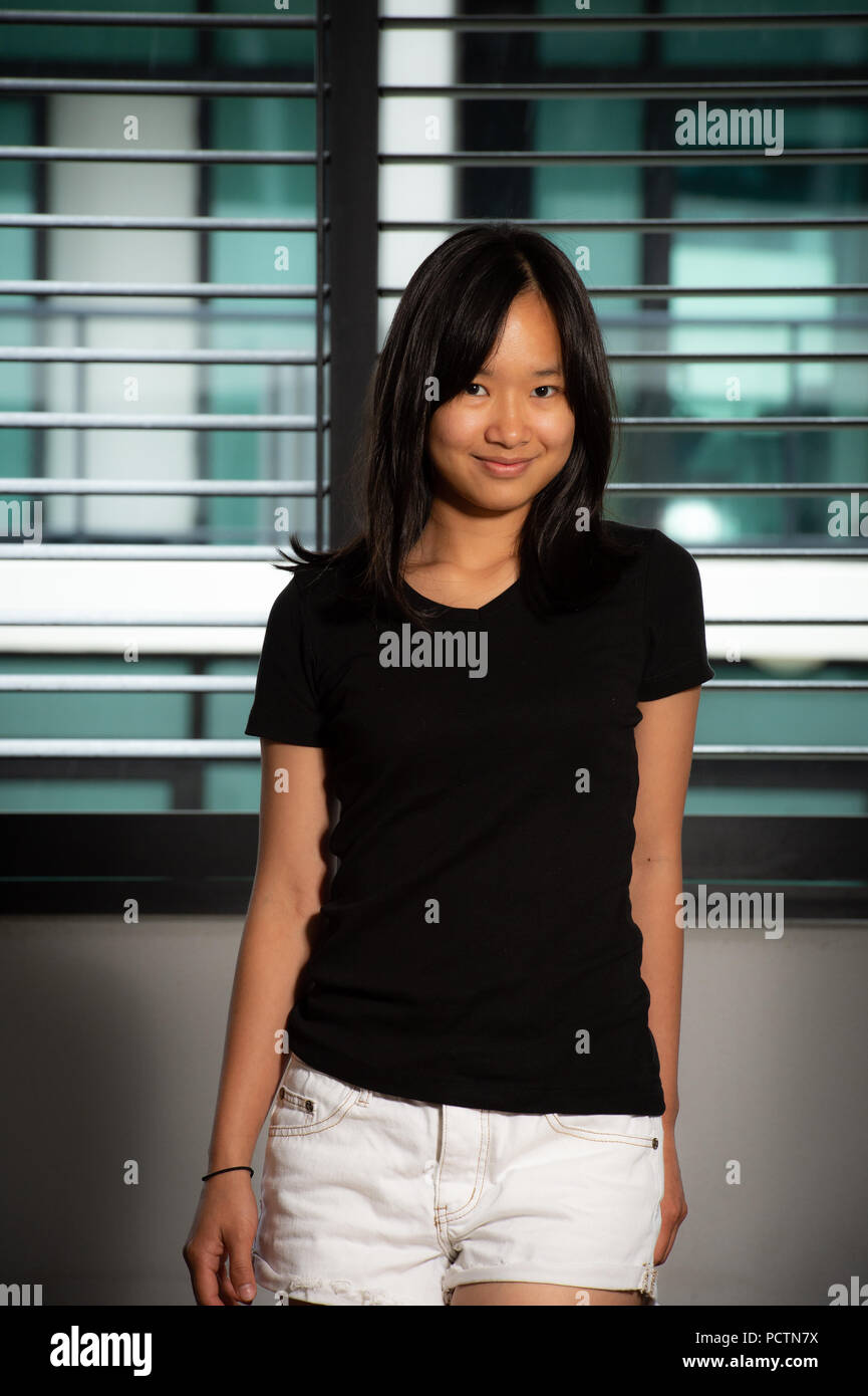 Belleza retrato de mujer asiática en una camisa negra y blanca jean shorts  Fotografía de stock - Alamy