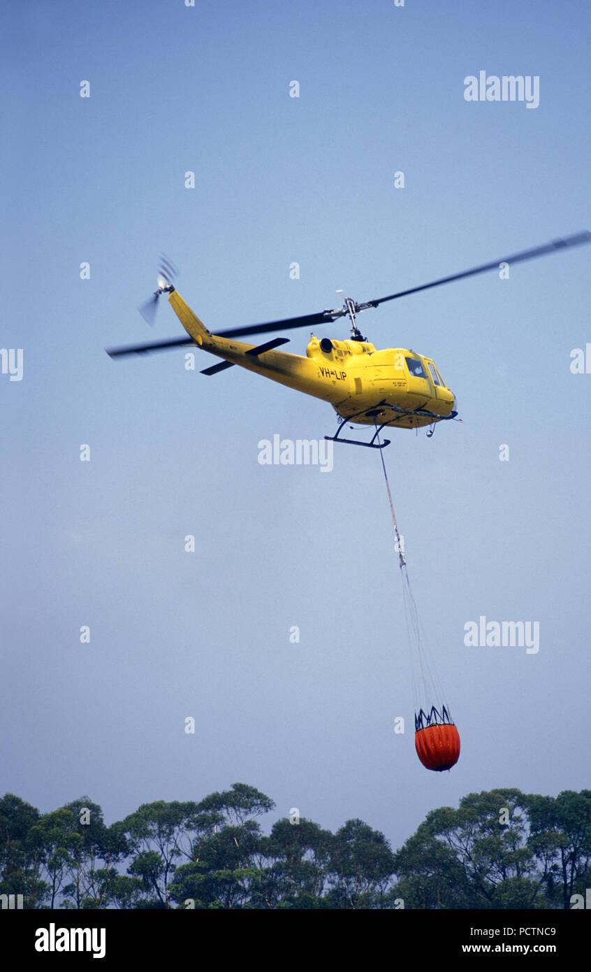 El agua-bombardeo helicóptero en acción, Sydney, incendios forestales, de diciembre de 2001, NUEVA GALES DEL SUR, AUSTRALIA Foto de stock