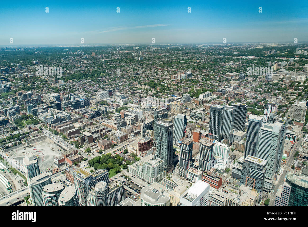 Toronto, Ontario, Canadá. Mirando al noroeste desde la parte superior de la Torre CN hacia York distrito en verano. Foto de stock