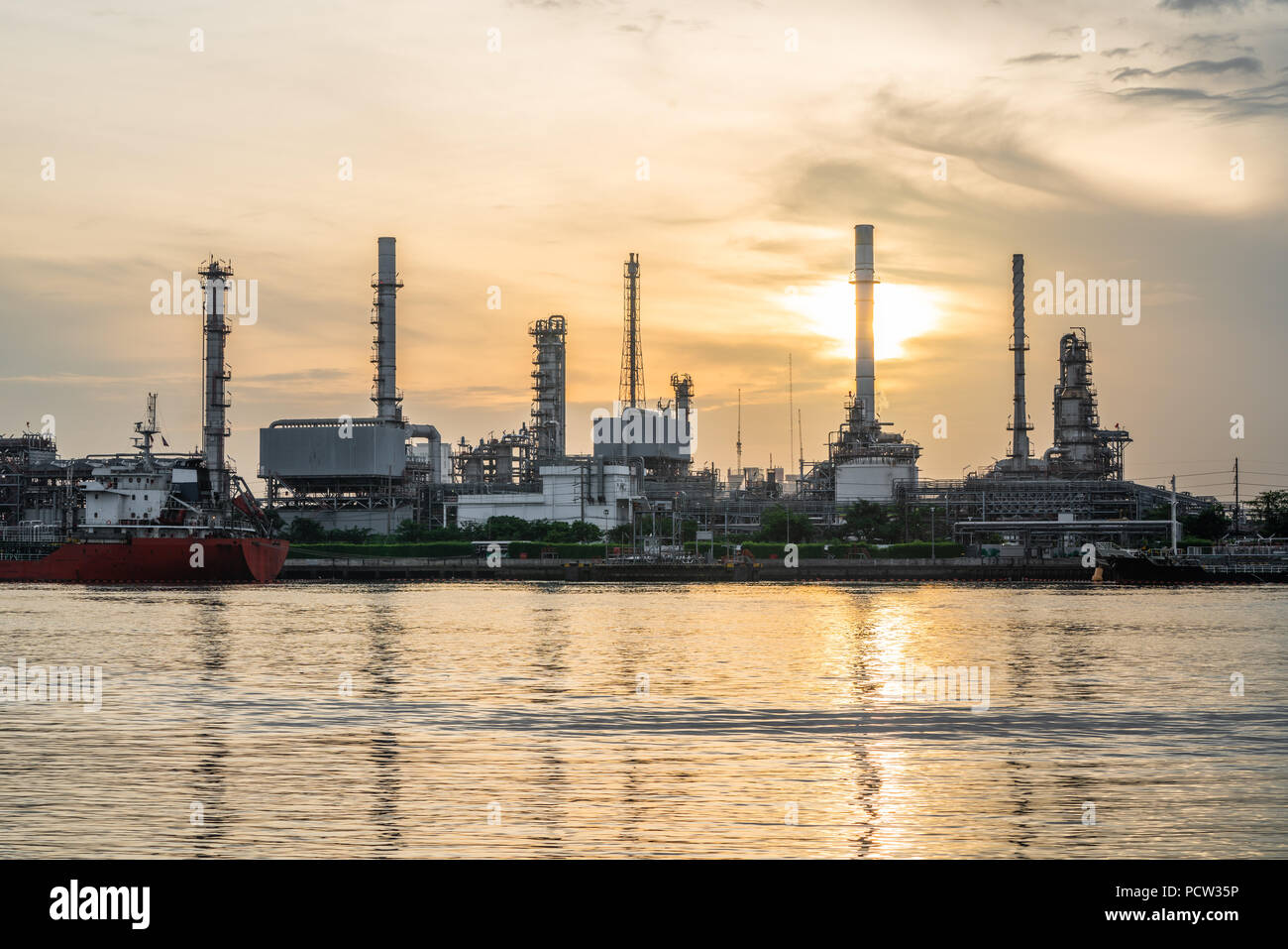 Planta de energía de refinería de petróleo en Tailandia Foto de stock