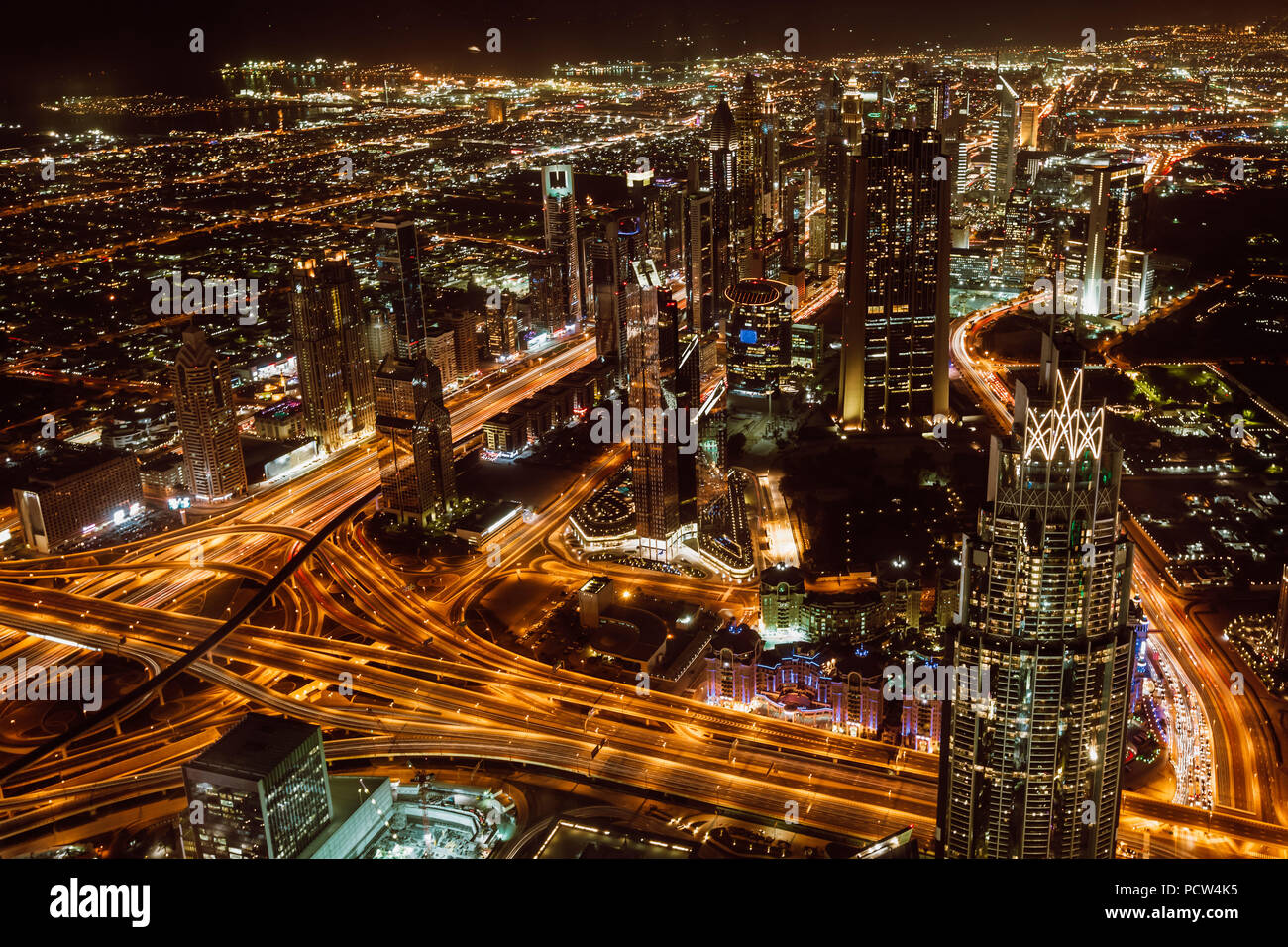 Vista aérea de la ciudad de Dubai y rascacielos en la noche desde la parte superior del Burj Khalifa Foto de stock